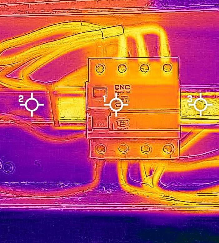Imagen termográfica del punto caliente en la fase T del tablero